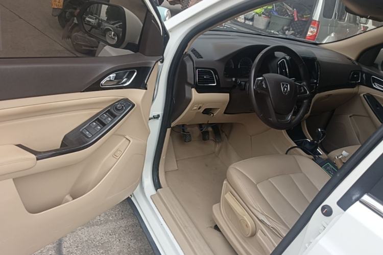Used Baojun 730 2014 1.5L manual luxury trim 7 seats Driver Seat