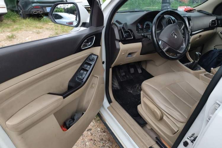 Used Baojun 730 2014 1.5L manual Comfort ESP version 7 seats Driver Seat