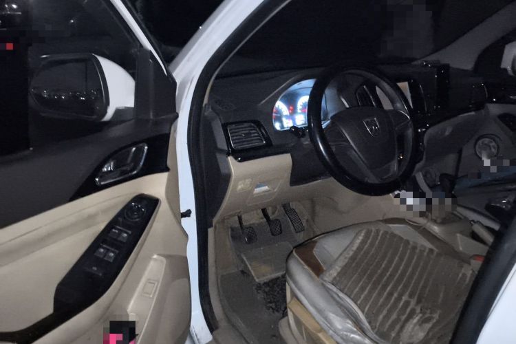 Used Baojun 730 2014 1.5L manual Comfort version 7 seats Driver Seat