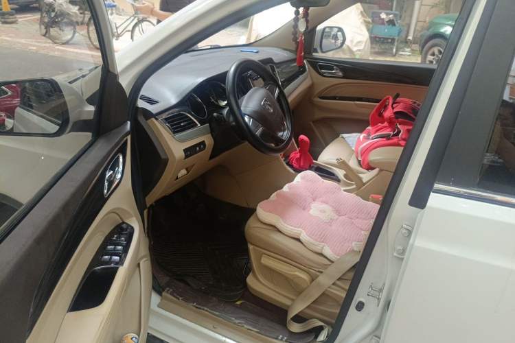 Used Baojun 730 2014 1.5L manual Comfort version 7 seats Driver Seat