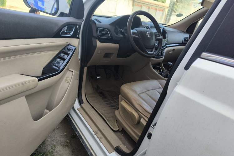 Used Baojun 730 2014 1.5L manual Comfort version 7 seats Driver Seat
