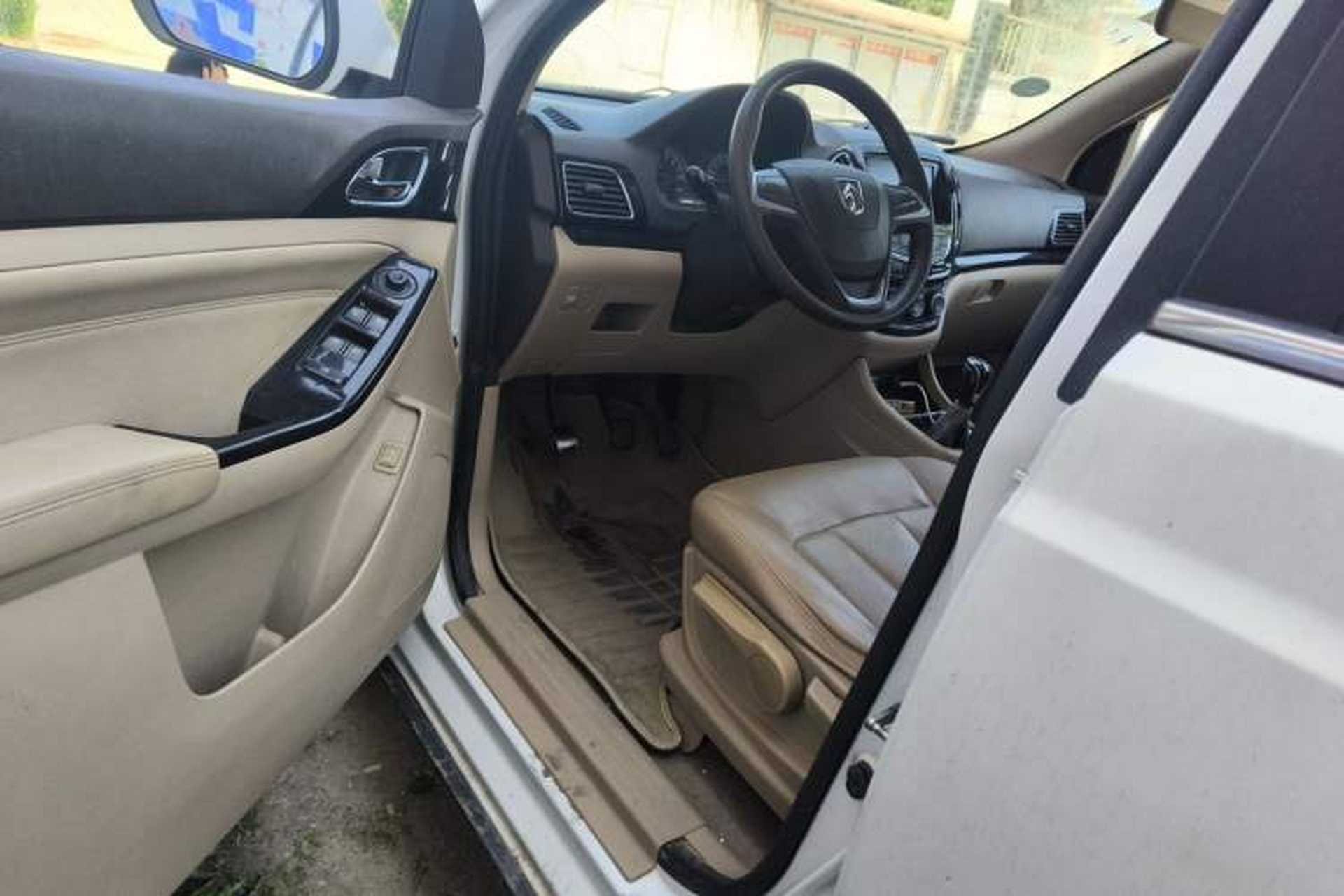 Used Baojun 730 2014 1.5L manual Comfort version 7 seats Driver Seat
