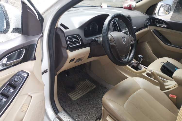 Used Baojun 730 2014 1.5L manual Comfort version 7 seats Driver Seat