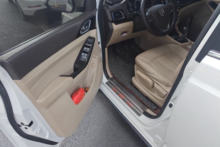 Used Baojun 730 2014 1.5L manual Comfort version 7 seats Driver Seat