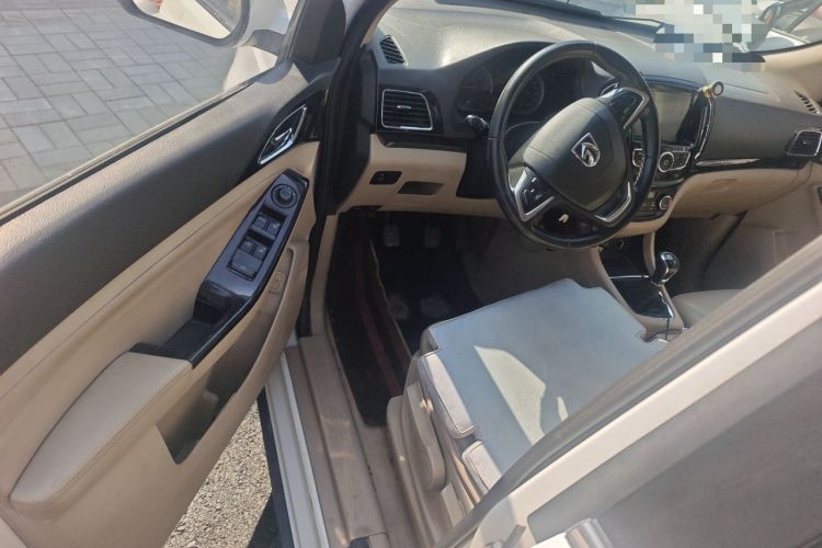Used Baojun 730 2014 1.5L manual luxury trim 7 seats Driver Seat