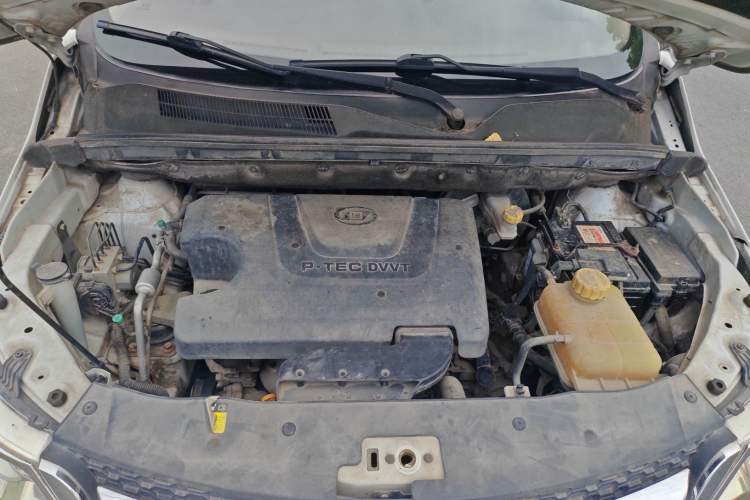 Used Baojun 730 2014 1.5L manual Comfort version 7 seats Engine Bay