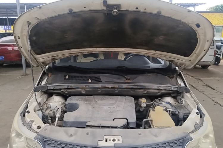 Used Baojun 730 2014 1.5L manual standard version 5 seats Engine Bay