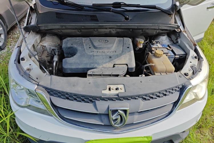Used Baojun 730 2014 1.5L manual Comfort version 7 seats Engine Bay