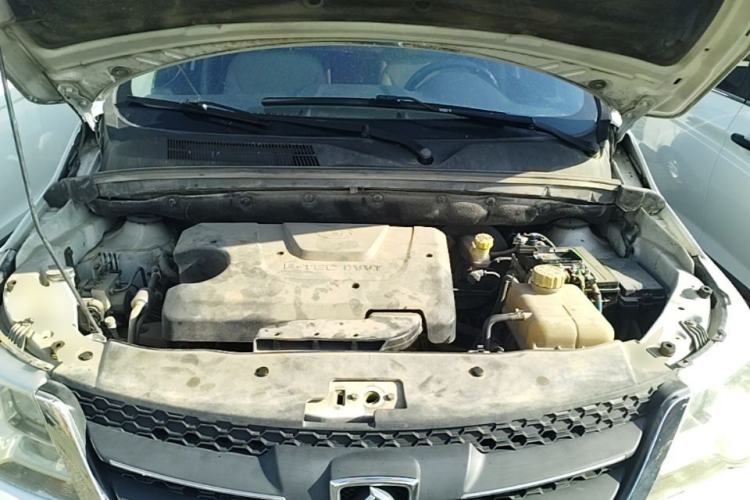 Used Baojun 730 2014 1.5L manual luxury trim 7 seats Engine Bay