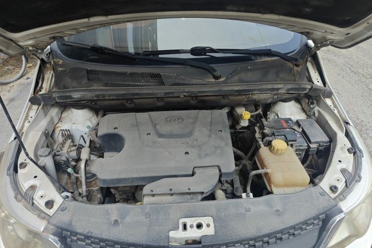 Used Baojun 730 2014 1.5L manual Comfort version 7 seats Engine Bay