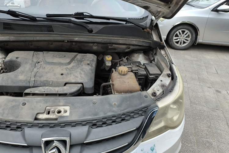 Used Baojun 730 2014 1.5L manual Comfort version 7 seats Engine Bay Left