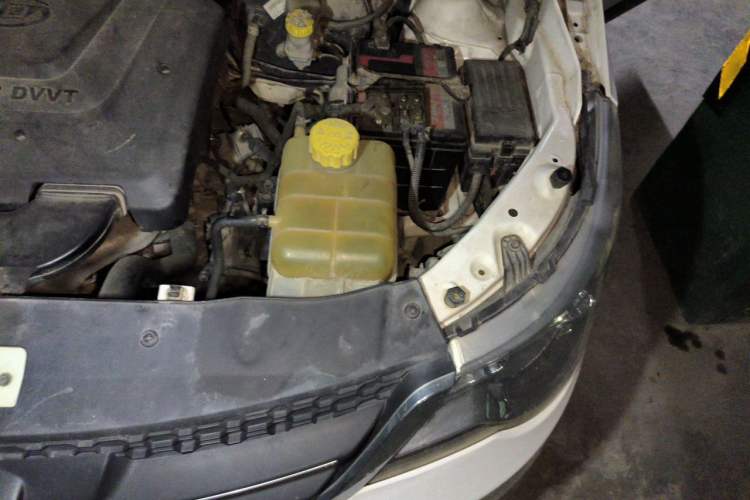 Used Baojun 730 2014 1.5L manual Comfort version 7 seats Engine Bay Left