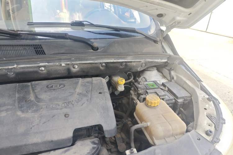 Used Baojun 730 2014 1.5L manual Comfort version 7 seats Engine Bay Left