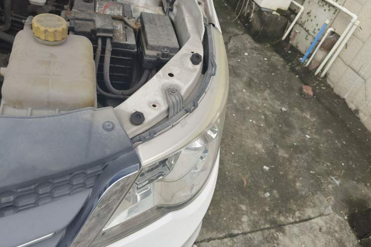 Used Baojun 730 2014 1.5L manual Comfort version 7 seats Engine Bay Left