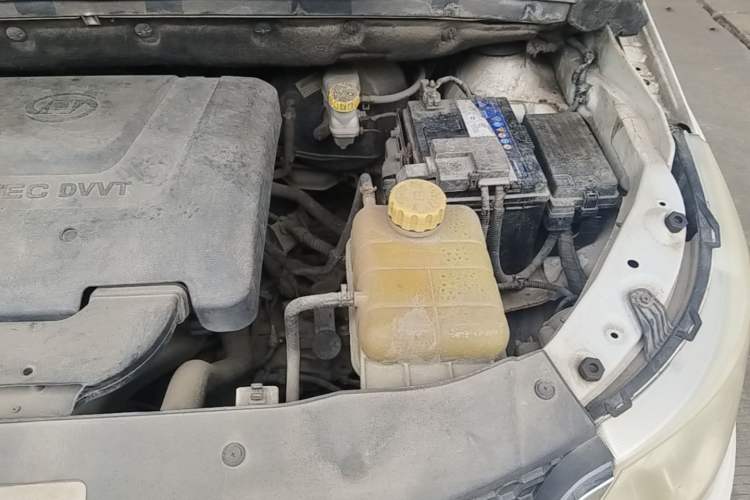 Used Baojun 730 2014 1.5L manual standard version 5 seats Engine Bay Left