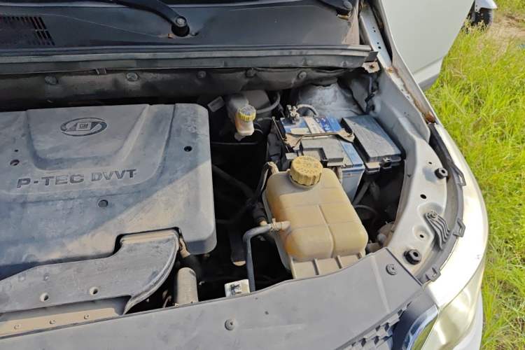 Used Baojun 730 2014 1.5L manual Comfort version 7 seats Engine Bay Left