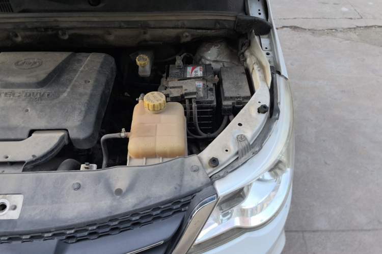 Used Baojun 730 2014 1.5L manual Comfort ESP version 7 seats Engine Bay Left