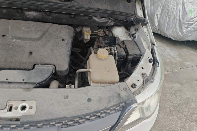 Used Baojun 730 2014 1.5L manual standard trim 7 seats Engine Bay Left