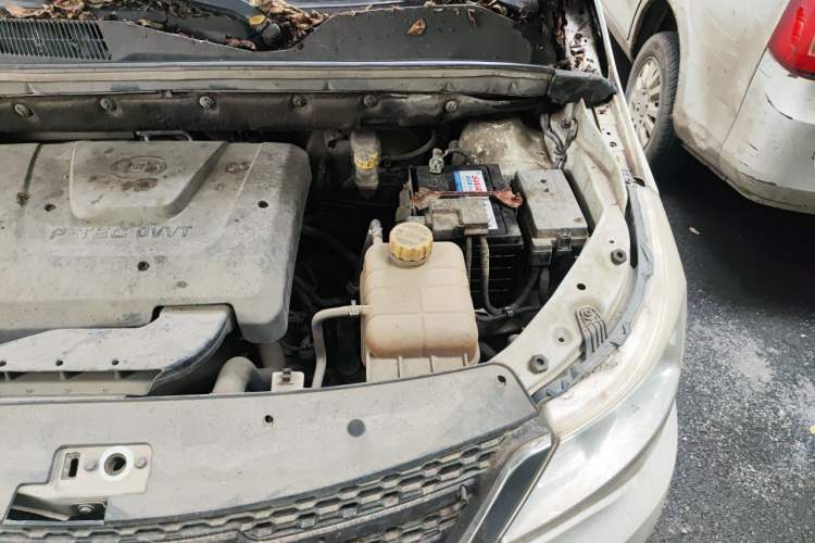 Used Baojun 730 2014 1.5L manual Comfort version 7 seats Engine Bay Left