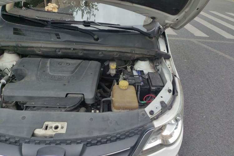Used Baojun 730 2014 1.5L manual Comfort version 7 seats Engine Bay Left