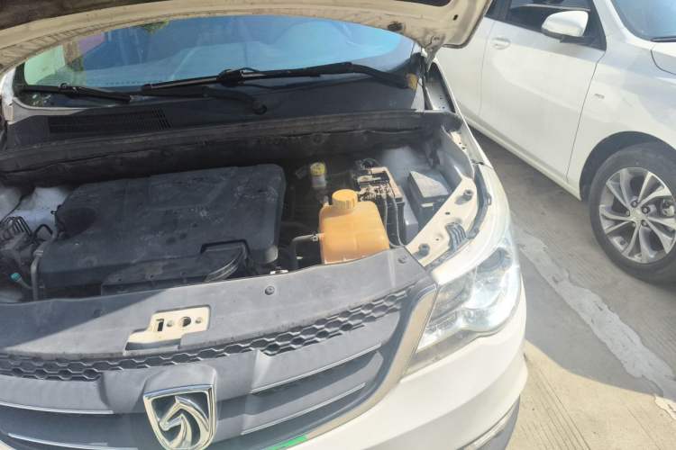 Used Baojun 730 2014 1.5L manual luxury trim 7 seats Engine Bay Left