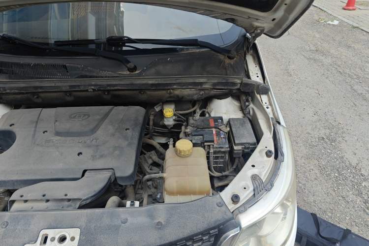 Used Baojun 730 2014 1.5L manual Comfort version 7 seats Engine Bay Left