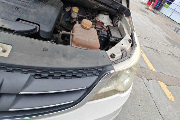 Used Baojun 730 2014 1.5L manual luxury trim 7 seats Engine Bay Left