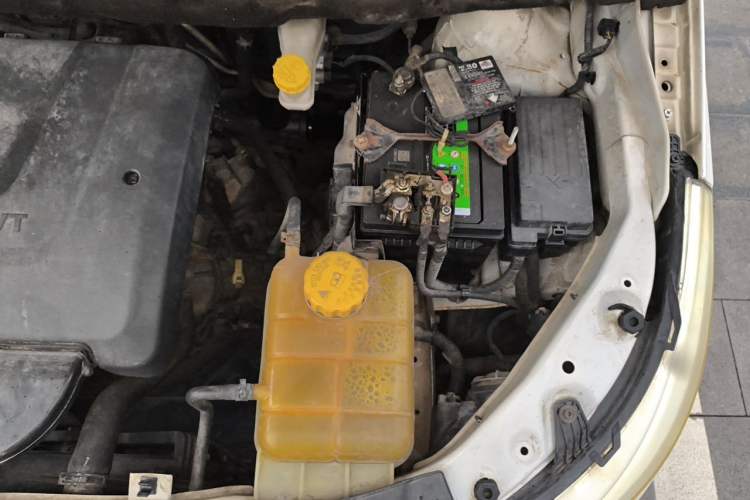 Used Baojun 730 2014 1.5L manual Comfort version 7 seats Engine Bay Left