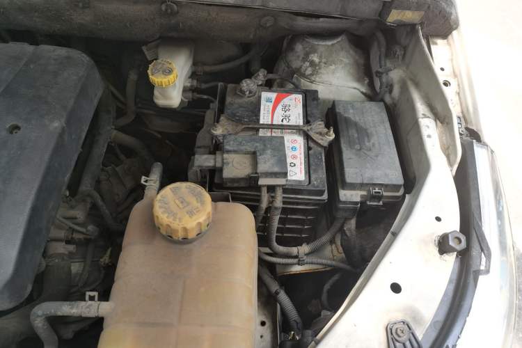Used Baojun 730 2014 1.5L manual Comfort version 7 seats Engine Bay Left