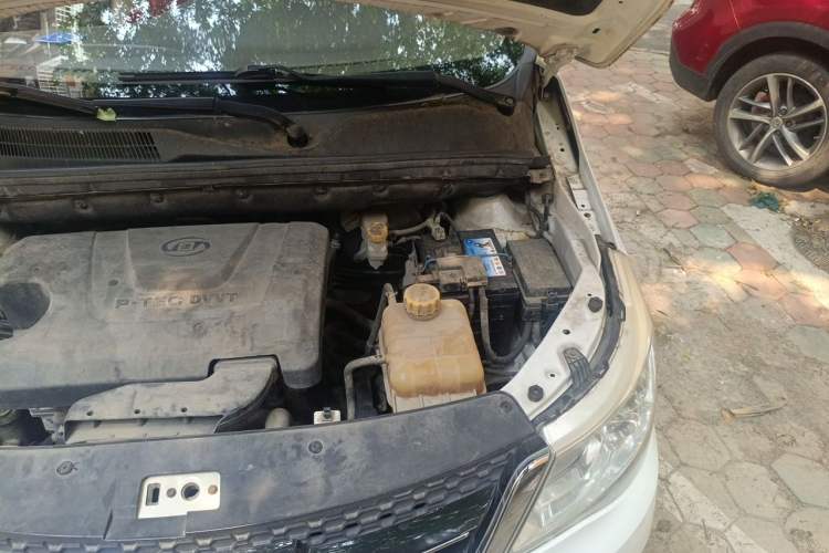Used Baojun 730 2014 1.5L manual Comfort version 7 seats Engine Bay Left
