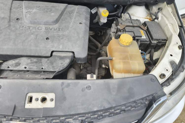 Used Baojun 730 2014 1.5L manual Comfort version 7 seats Engine Bay Left