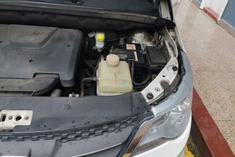 Used Baojun 730 2014 1.5L manual Comfort version 7 seats Engine Bay Left