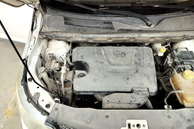Used Baojun 730 2014 1.5L manual Comfort version 7 seats Engine Bay Right