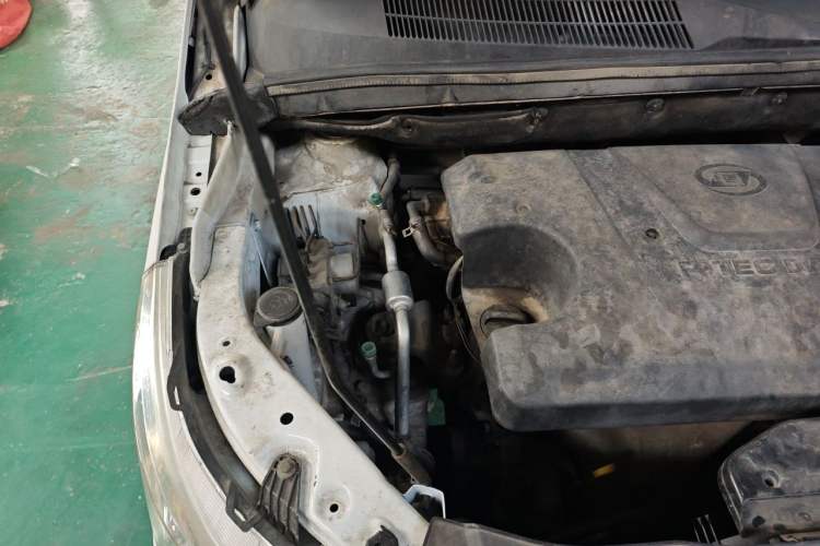 Used Baojun 730 2014 1.5L manual Comfort version 7 seats Engine Bay Right