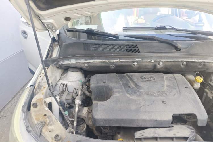 Used Baojun 730 2014 1.5L manual Comfort version 7 seats Engine Bay Right
