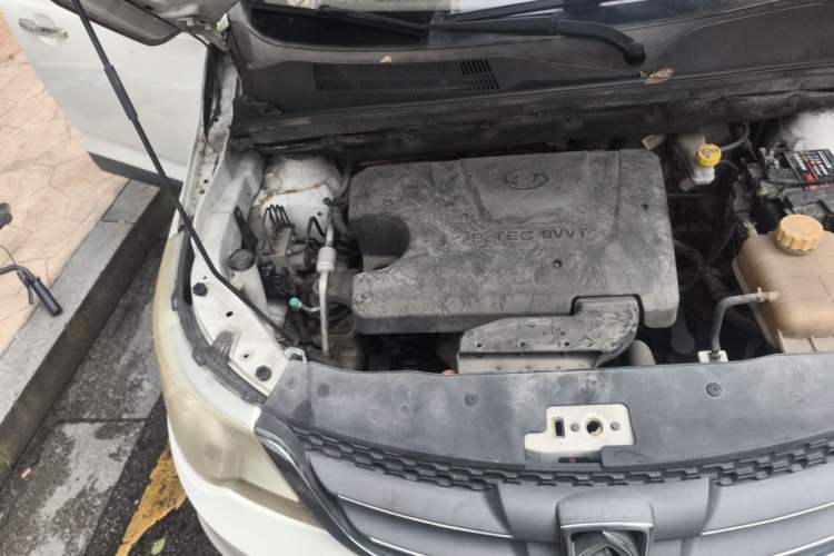 Used Baojun 730 2014 1.5L manual Comfort version 7 seats Engine Bay Right