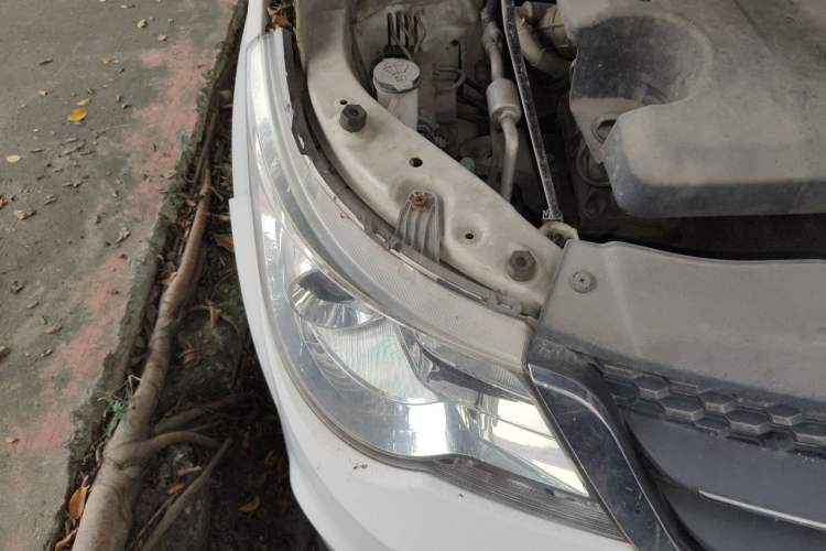 Used Baojun 730 2014 1.5L manual Comfort version 7 seats Engine Bay Right