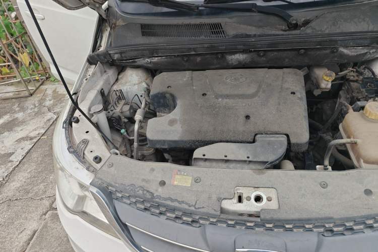 Used Baojun 730 2014 1.5L manual standard trim 7 seats Engine Bay Right