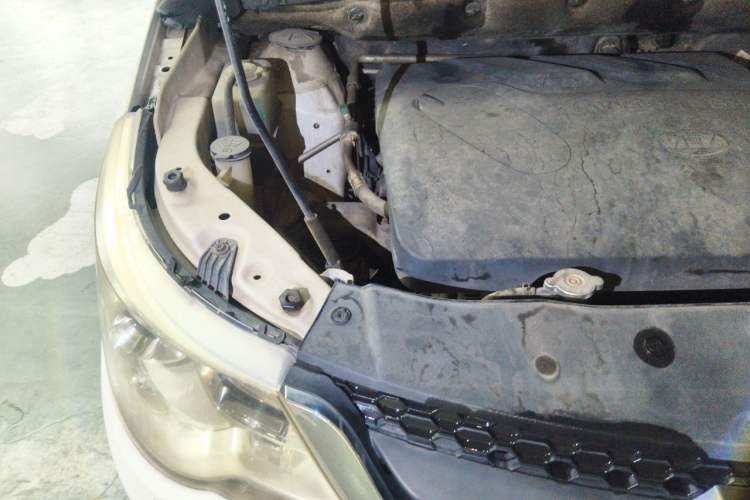 Used Baojun 730 2014 1.8L manual Comfort trim 7-seater Engine Bay Right