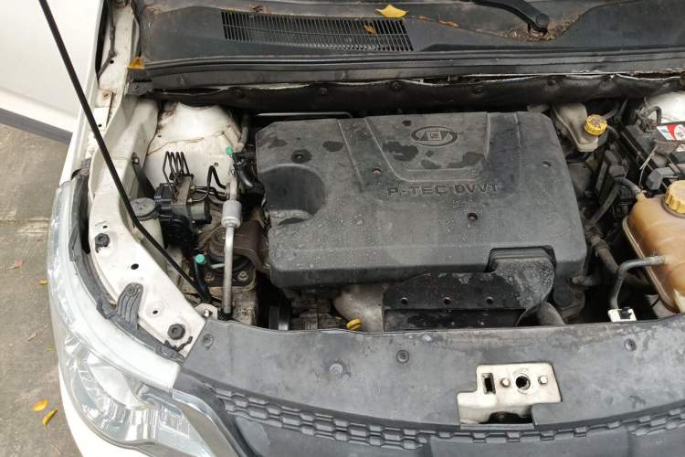 Used Baojun 730 2014 1.5L manual Comfort version 7 seats Engine Bay Right