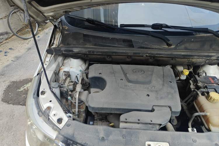 Used Baojun 730 2014 1.5L manual Comfort version 7 seats Engine Bay Right