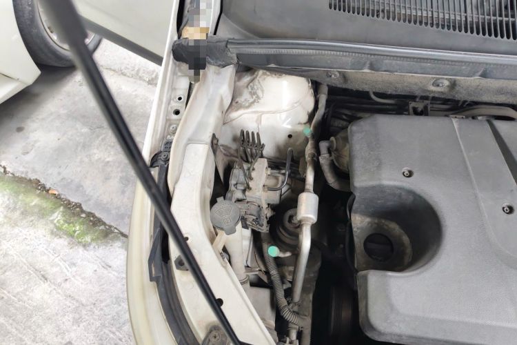 Used Baojun 730 2014 1.5L manual Comfort version 7 seats Engine Bay Right