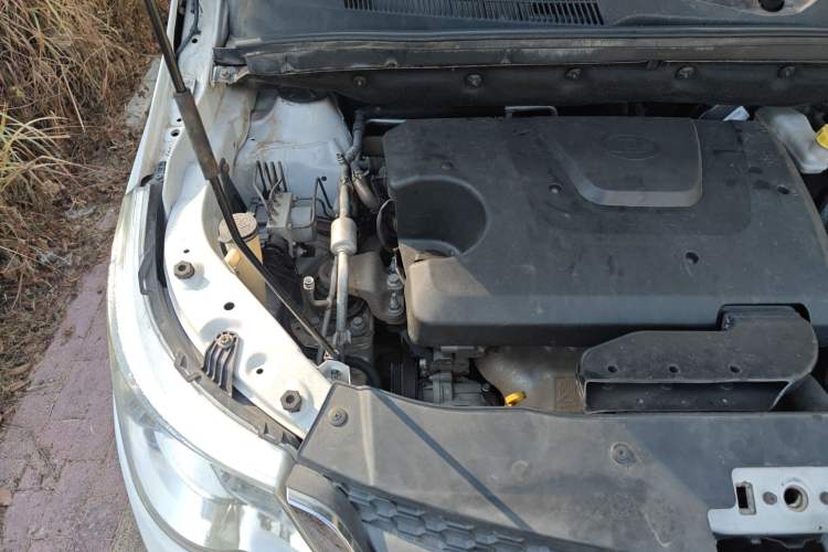 Used Baojun 730 2014 1.5L manual luxury trim 7 seats Engine Bay Right