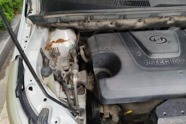 Used Baojun 730 2014 1.5L manual Comfort version 7 seats Engine Bay Right