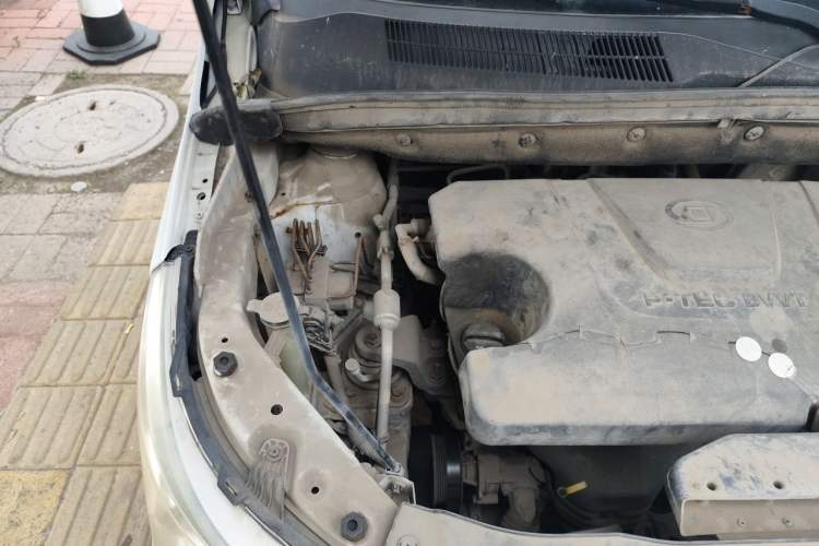 Used Baojun 730 2014 1.5L manual luxury trim 7 seats Engine Bay Right