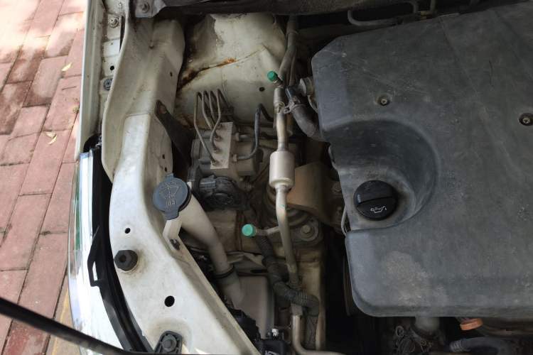 Used Baojun 730 2014 1.5L manual Comfort version 7 seats Engine Bay Right