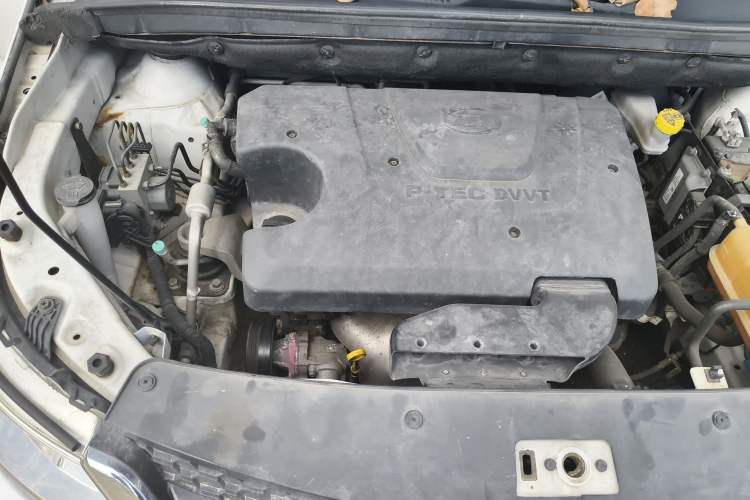 Used Baojun 730 2014 1.5L manual Comfort version 7 seats Engine Bay Right