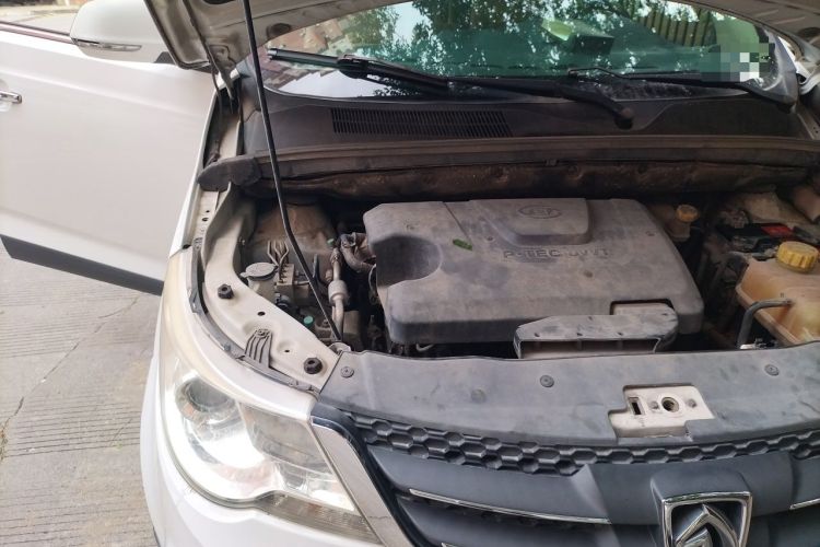 Used Baojun 730 2014 1.5L manual Comfort version 7 seats Engine Bay Right
