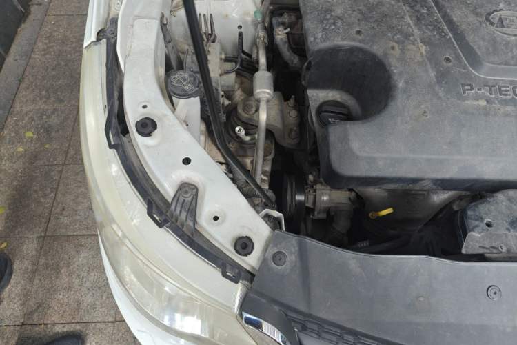 Used Baojun 730 2014 1.5L manual Comfort version 7 seats Engine Bay Right