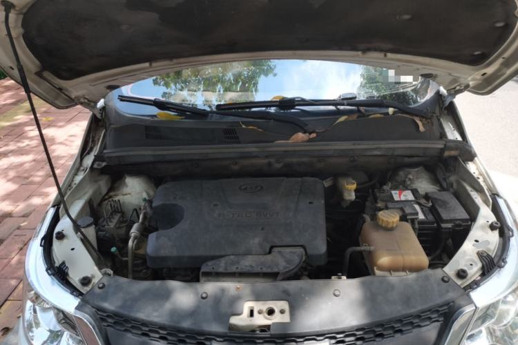 Used Baojun 730 2014 1.5L manual Comfort version 7 seats Engine Bay